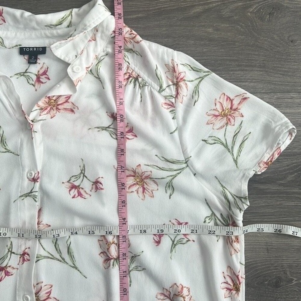 TORRID Floral Short Sleeve Blouse Size 2X Crepe Button Knotted Front Boho Spring - Picture 11 of 12